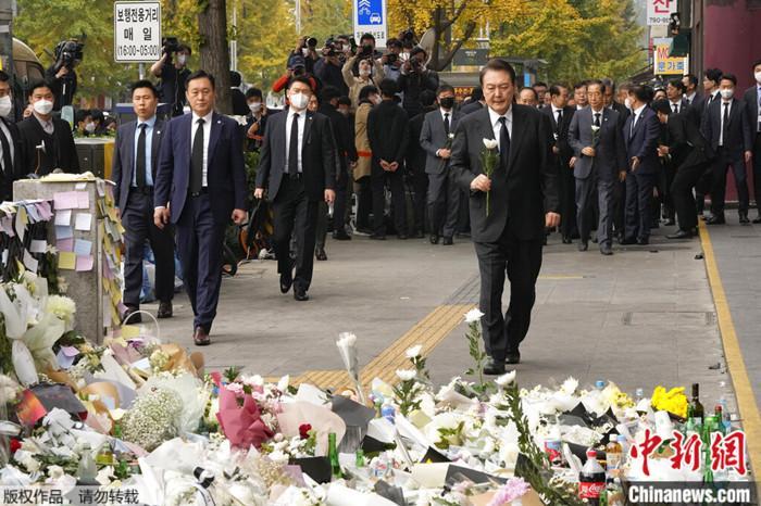 2022年11月1日，韩国总统尹锡悦前往现场悼念首尔踩踏事故遇难者。