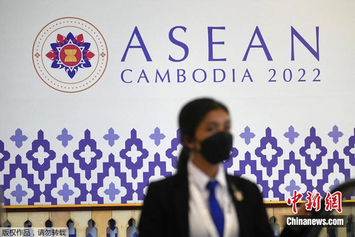 2022年11月9日，在柬埔寨金边，一名酒店工作人员在即将到来的东盟峰会会场走动。