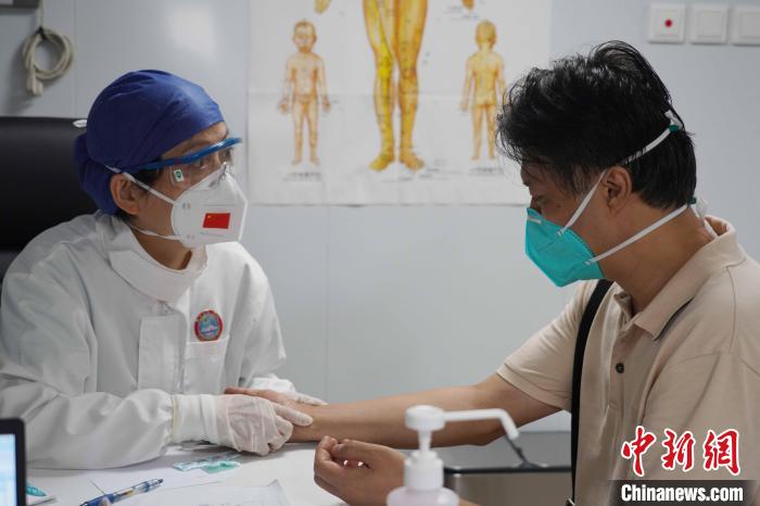海上医院中医科教授李伟红为前来就诊人员把脉检查。　孙飞 摄