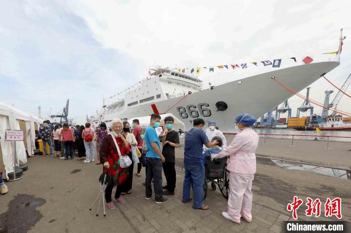 “和平方舟”号医院船开展医疗服务首日印尼就诊民众点赞中国“大白”
