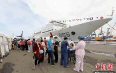 “和平方舟”号医院船开展医疗服务首日 印尼就诊民众点赞中国“大白”