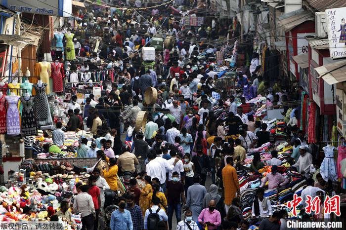 资料图：印度孟买市场中的人群。