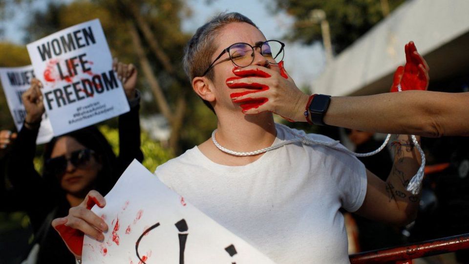 Woman at pro-Iranian protest rally in Mexico City (19/12/22)