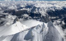 今天一名西班牙人和六名尼泊尔人登顶马纳斯鲁峰主峰