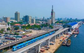 中企承建西非首条电气化轻轨正式通车尼日利亚总统试乘