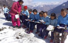 尼泊尔东部学校担心地震  学生在雪地上课