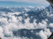 您想近距离欣赏雄伟的喜马拉雅山却又不想攀登吗，坐飞机吧