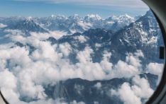 您想近距离欣赏雄伟的喜马拉雅山却又不想攀登吗，坐飞机吧