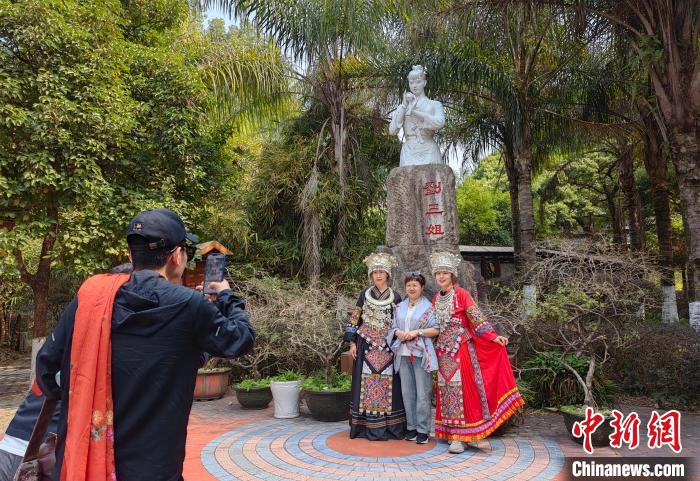 图为3月2日，游客在“刘三姐”雕像前留影。　赵琳露 摄