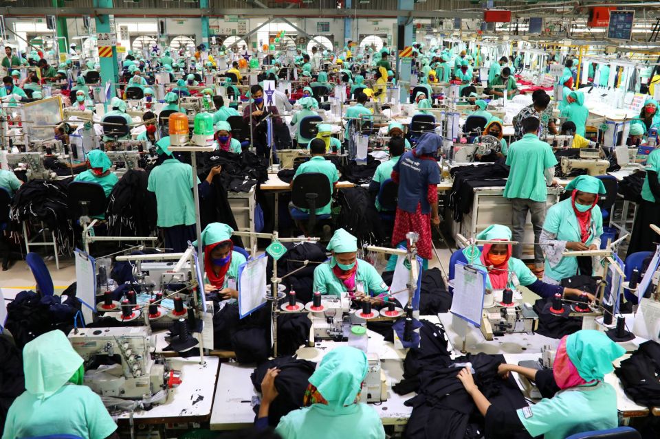 2021年2月，制衣工人在孟加拉国加济布尔的Fakhruddin纺织厂有限公司工作。路透社