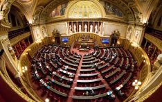 राष्ट्रव्यापी हडतालकैबीच फ्रान्सको माथिल्लो सदनमा सेवानिवृत्ति उमेर बढाउने विधेयकमा मतदान