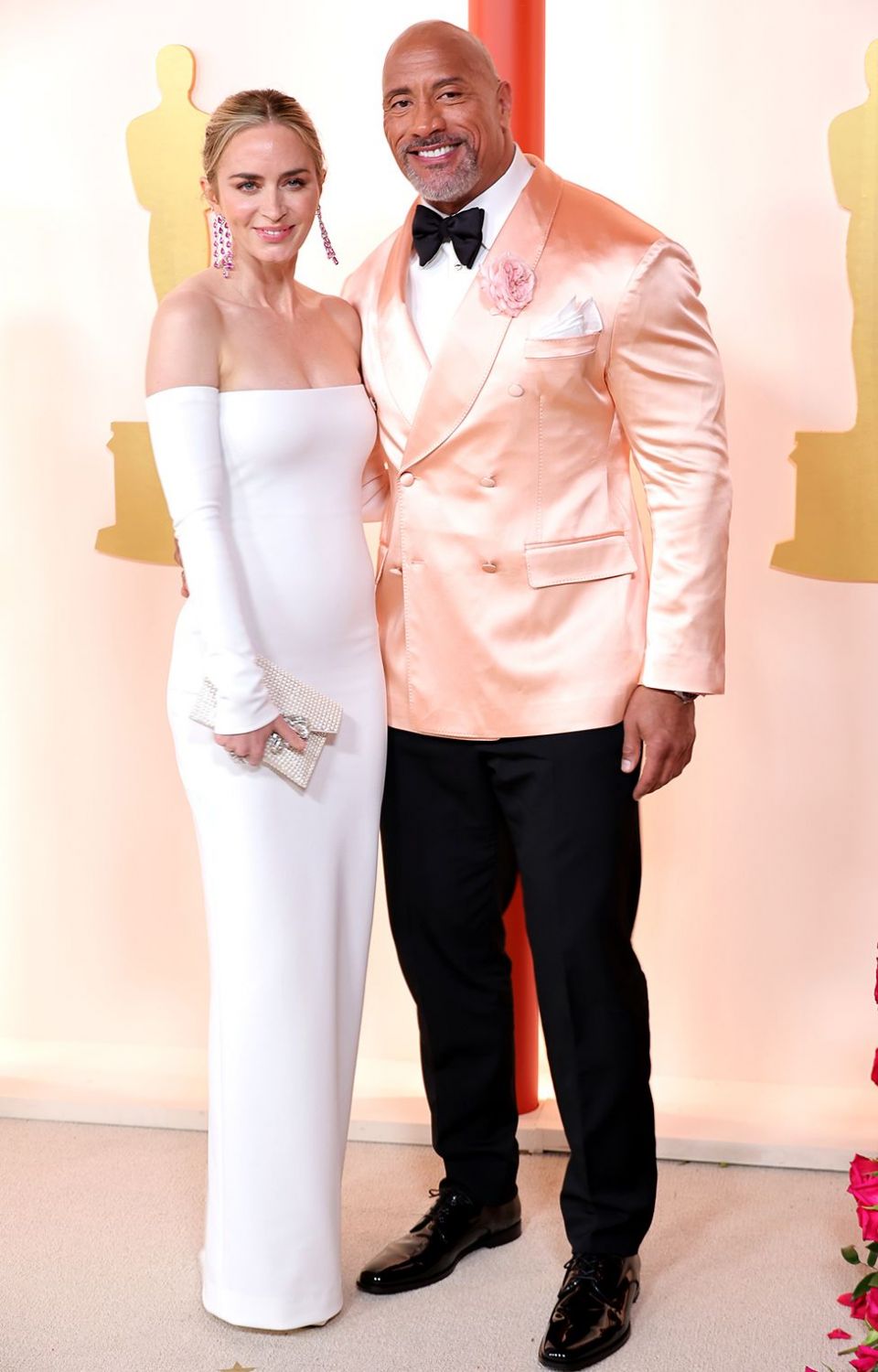 艾米莉·布朗特 (Emily Blunt) 和巨石强森 (Dwayne 'The Rock' Johnson) 出席 2023 年 3 月 12 日在加利福尼亚州好莱坞举行的第 95 届奥斯卡颁奖典礼