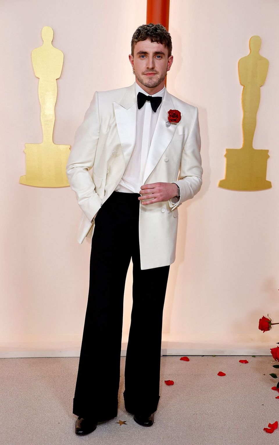 2023 年 3 月 12 日，在美国加利福尼亚州洛杉矶好莱坞举行的第 95 届奥斯卡颁奖典礼上，保罗·麦斯卡尔 (Paul Mescal) 在香槟色红地毯上摆姿势