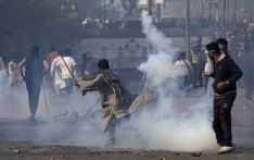 More clashes in Pakistan as police try to arrest Imran Khan