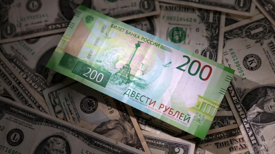 2023 年 3 月 10 日拍摄的这张插图中可以看到俄罗斯卢布和美元纸币。（路透社）