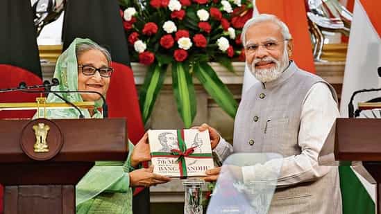 印度-孟加拉国友谊管道：在此档案照片中可以看到孟加拉国总理谢赫哈西娜和总理莫迪。（PTI）