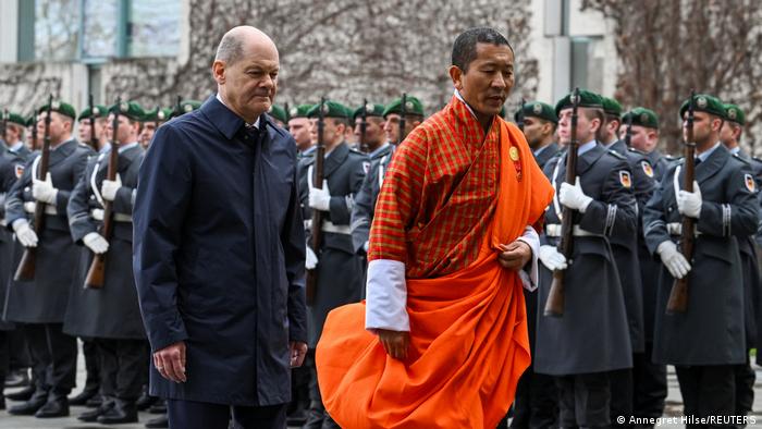 德国总理肖尔茨陪同不丹首相洛塔·策林检阅仪仗队