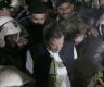 由于支持者与警方发生冲突，巴基斯坦法院取消了对前总理汗的逮捕令