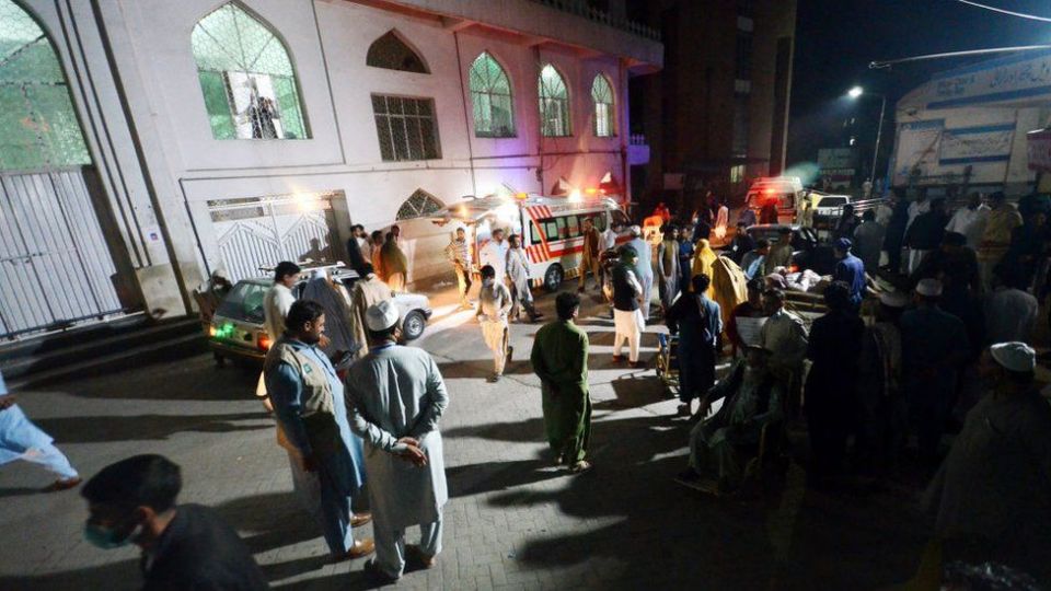 发生致命地震后，巴基斯坦民众站在街头
