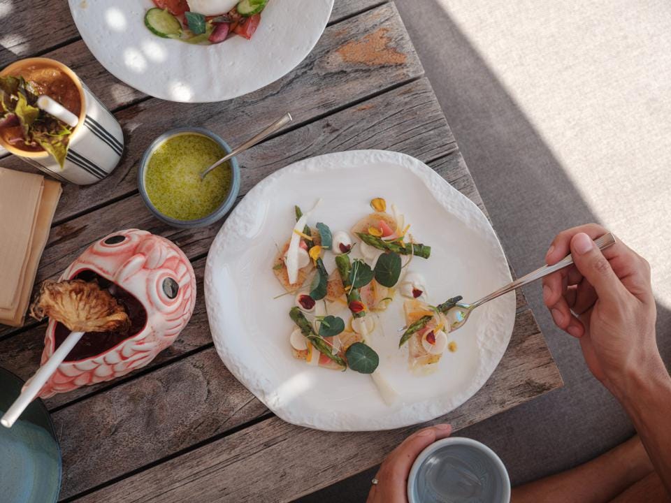 在法里群岛度假村帕蒂纳马尔代夫，从上方可以看到桌上的食物盘