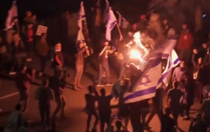 以色列爆发大规模抗议：63万民众走上街头 警方动用高压水枪
