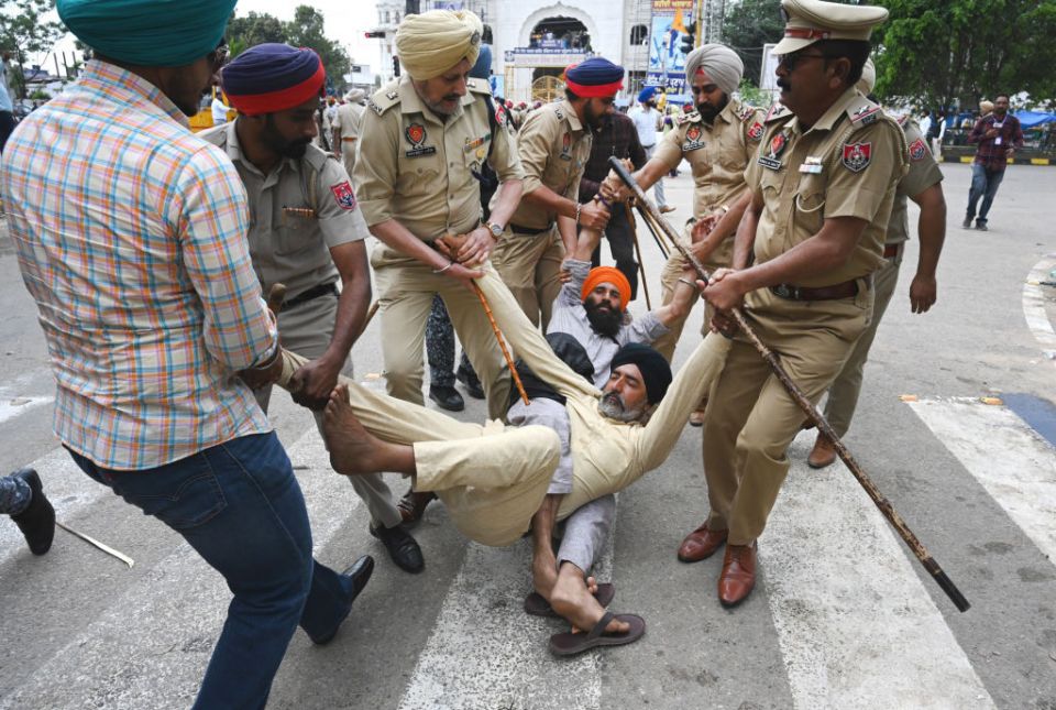 旁遮普邦警方于 2023 年 3 月 21 日星期二在印度莫哈利从国际机场路的索哈纳灯点强行驱散了抗议警察对 Waris Panjab de Head Amritpal Singh 采取行动的支持者。 （Sanjeev Sharma/印度斯坦时报）