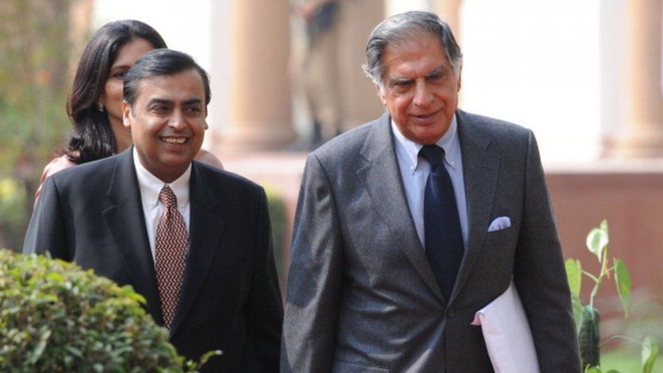 2010 年 11 月，印度实业家穆克什·安巴尼（左）和拉坦·塔塔（右）抵达新德里海得拉巴大厦参加美国总统巴拉克·奥巴马和印度总理曼莫汉·辛格的联合新闻发布会