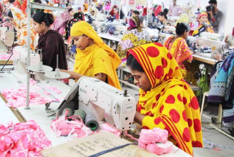 在这张档案图片中，制衣工人正在孟加拉国首都达卡的一家工厂里忙碌地工作。 乐施会的一份报告称，大约 72% 的女性在工作场所面临各种形式的虐待