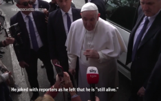接受支气管炎治疗后出院，罗马教皇方济各向民众打趣：“还活着”
