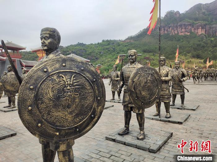 广西铜石岭国际旅游度假区里的雕像群。　黄艳梅 摄
