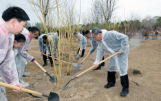 Xi plants trees in Beijing, urging more afforestation efforts for green development, building beautiful China