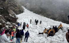 印度雪崩致7死13伤