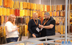 波兰举办国际琥珀珠宝展销会