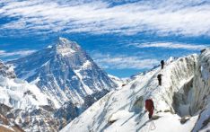 近500名登山者包括100名中国登山者攀登珠峰
