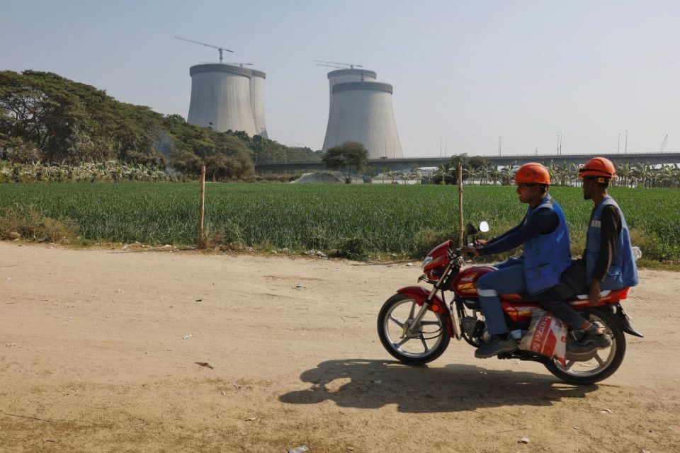 2 月 14 日，两人路过达卡以西将成为孟加拉国第一座核电站的 Rooppur 核电站。 路透社