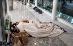 美媒：阿根廷首都机场正变成流浪者庇护所，每天约有百人留宿