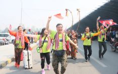 中国180人徒步旅行团今抵尼  机场举办隆重欢迎仪式