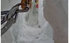 史上最危险的救援任务：坠入300米冰裂缝的印度登山者被救援