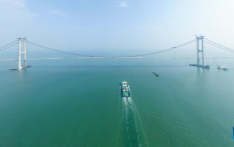 Lingdingyang bridge in south China gets its final segments joined