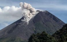 印尼喀拉喀托火山喷发 火山灰柱高达3千米