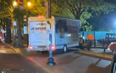 美19岁男子开车撞向白宫附近路障 威胁要进去“夺权”