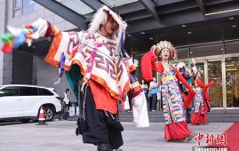 中国西藏发展论坛场外气氛热 “藏式迎宾”、影展吸引目光