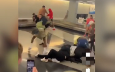美国芝加哥机场十余人斗殴：互扯头发在地上打滚，2人被捕