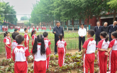 Xi visits Beijing school ahead of International Children's Day