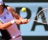 Swiatek advances to third round in French Open title defence