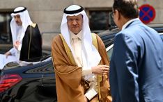 沙特独自减产原油拉抬油价