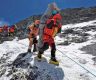 一登山者被夏尔巴从珠峰“死亡地带”救出后 遭网民猛烈抨击