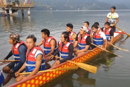 视频：南亚网视航拍博克拉费瓦湖中尼友谊龙舟赛队员泛舟集训
