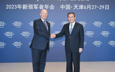 Chinese premier meets with executive chairman of WEF