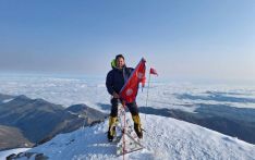 尼泊尔青年潘迪成功攀登欧洲最高峰